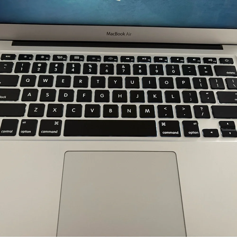 2017/2018 Apple MacBook Air 13 in. - Sleek Silver Design